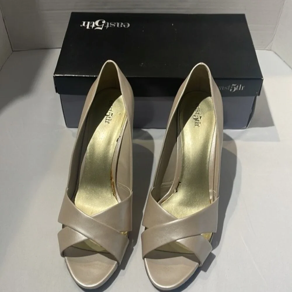 East 5th Savannah Shoes Size 9.5 Bone color